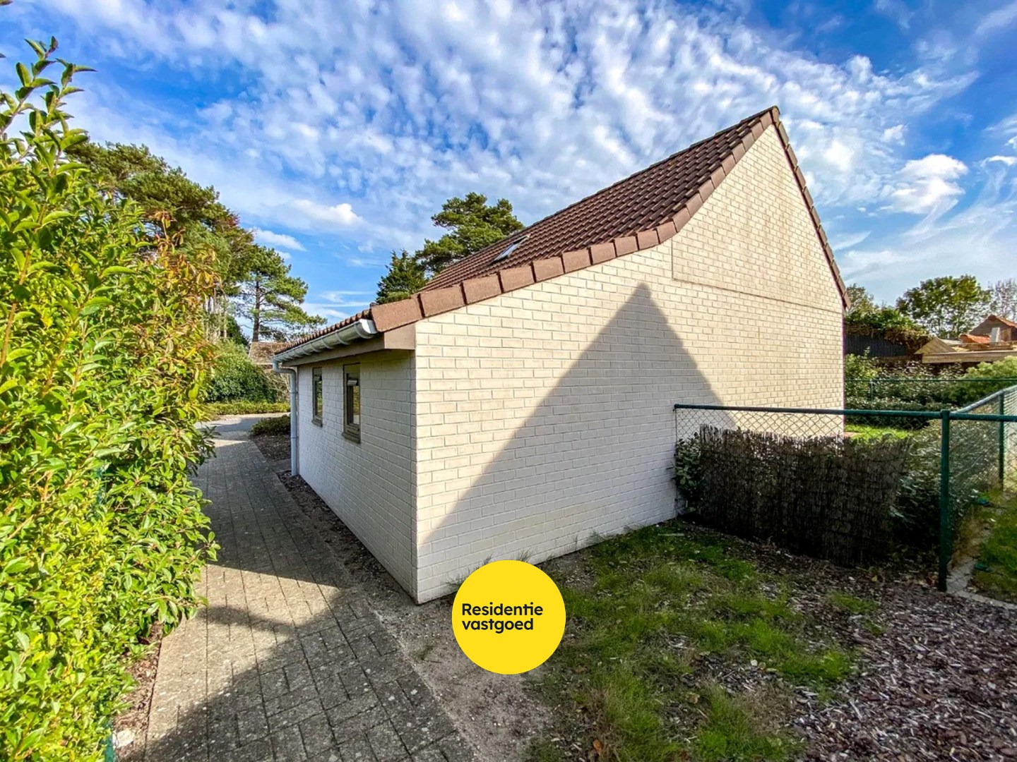 Prachtig onderhouden vakantiewoning (type vissershuis) met 3 slaapkamers en privé-parkeerplaats te Oostduinkerke. 