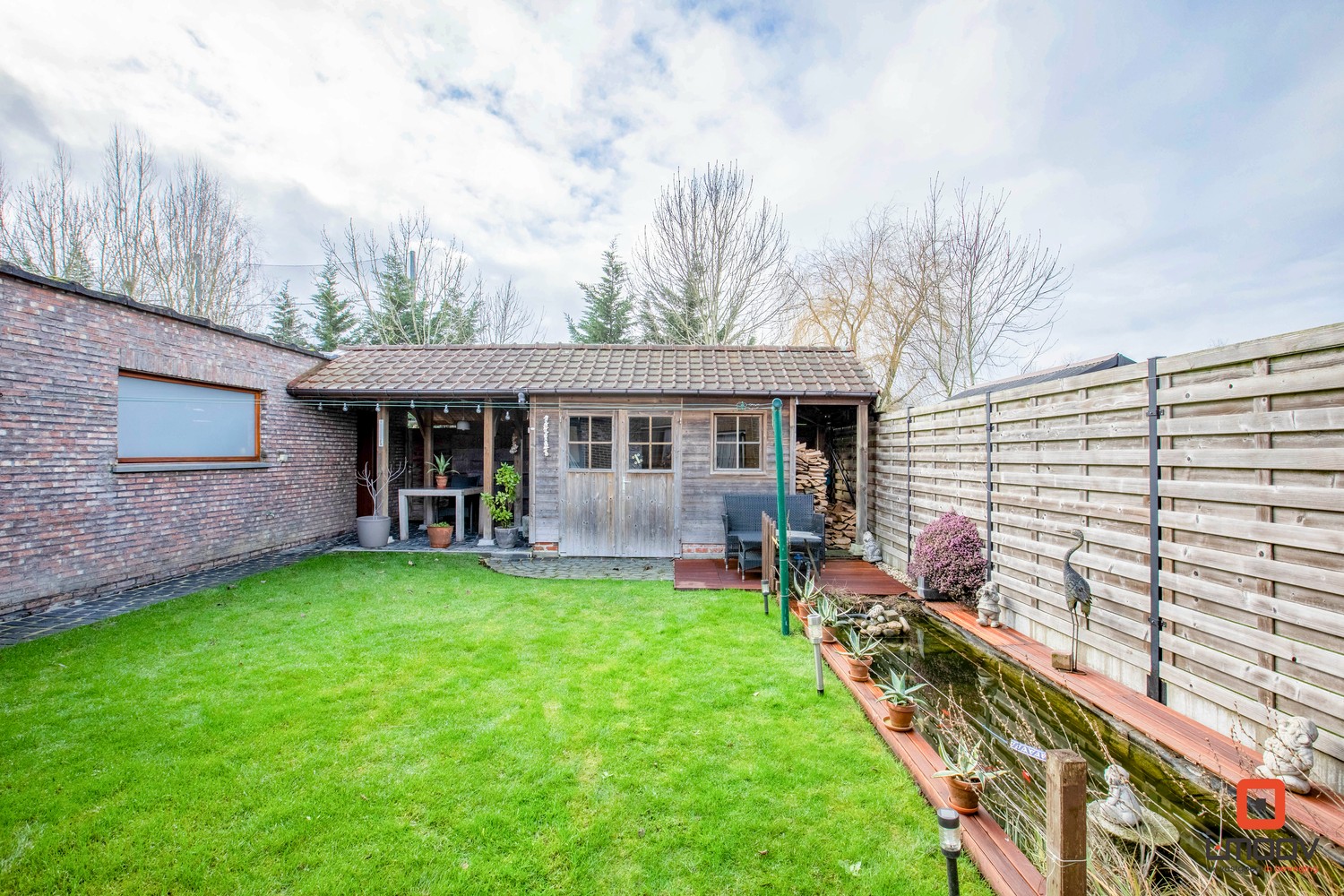 Halfopen bungalow in woonwijk 