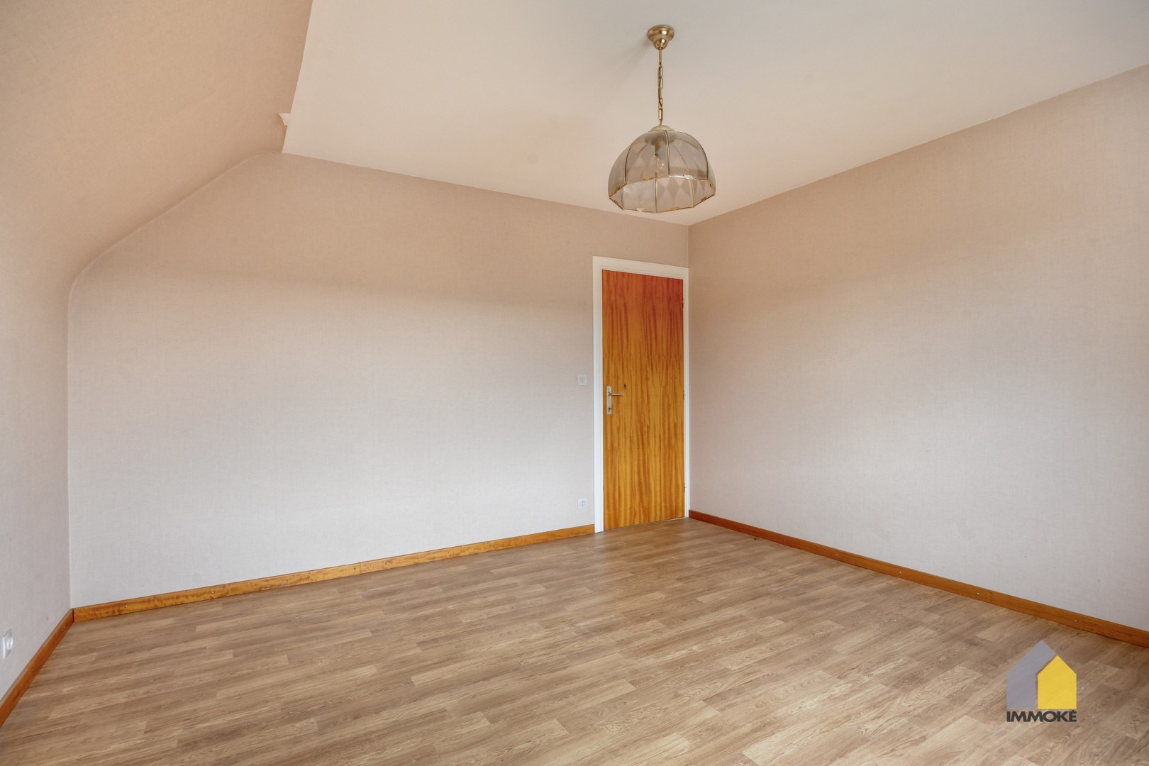 Neeroeteren: Op te frissen, vrijstaande woning op 8 a 26 ca met 5 slpks. 