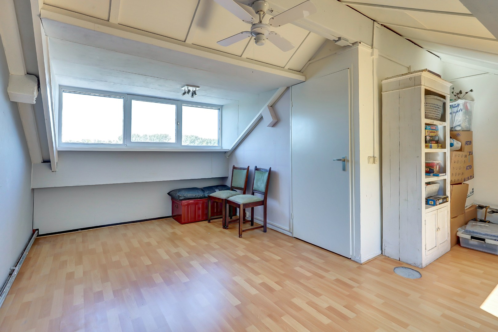 Goed onderhouden geschakelde  5-kamer woning, instapklaar, parkeerplaats, berging, zonnige tuin en gelegen in de zeer kindvriendelijke wijk Ommoord. 