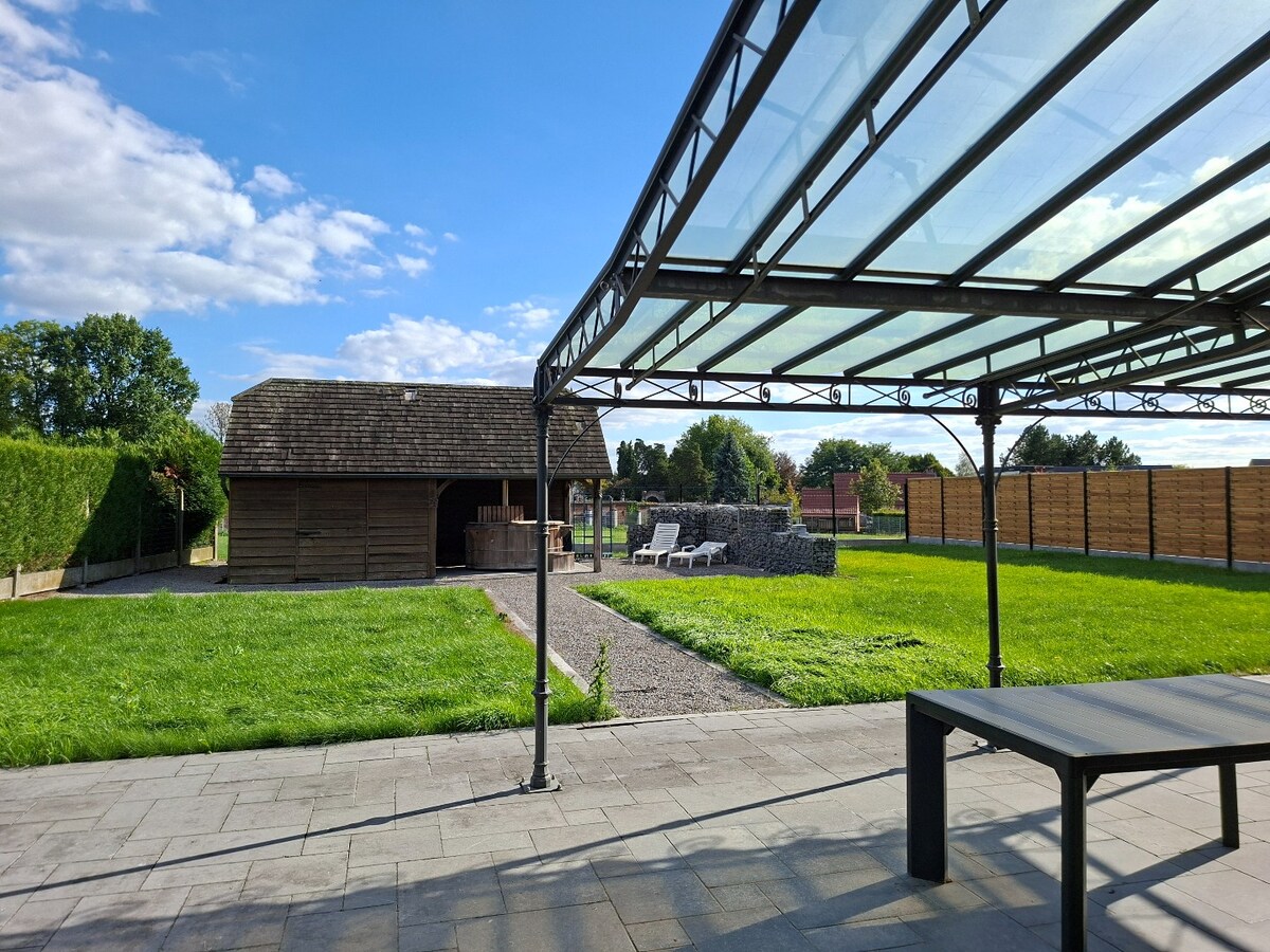 Vaste villa avec grand jardin et garage. 
