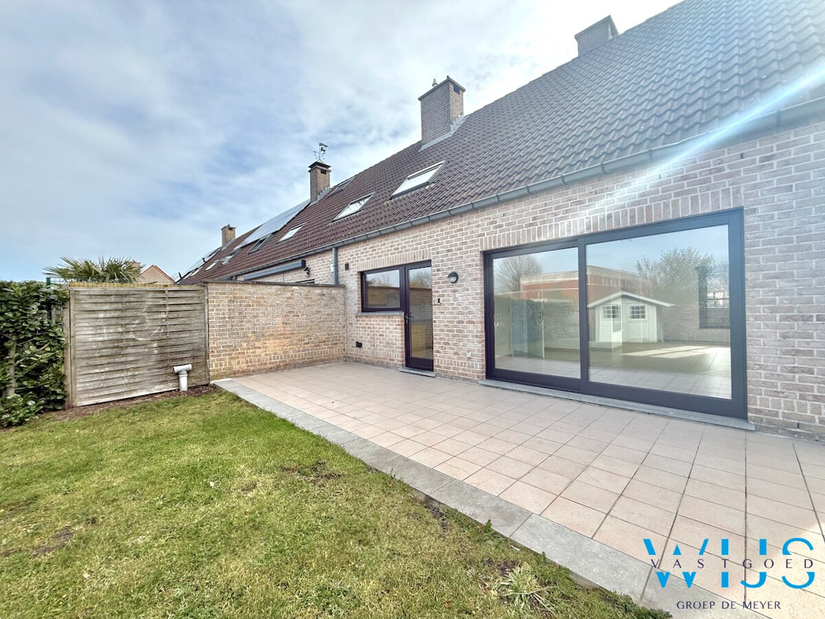 Instapklaar woonhuis in woonwijk te Eeklo! 