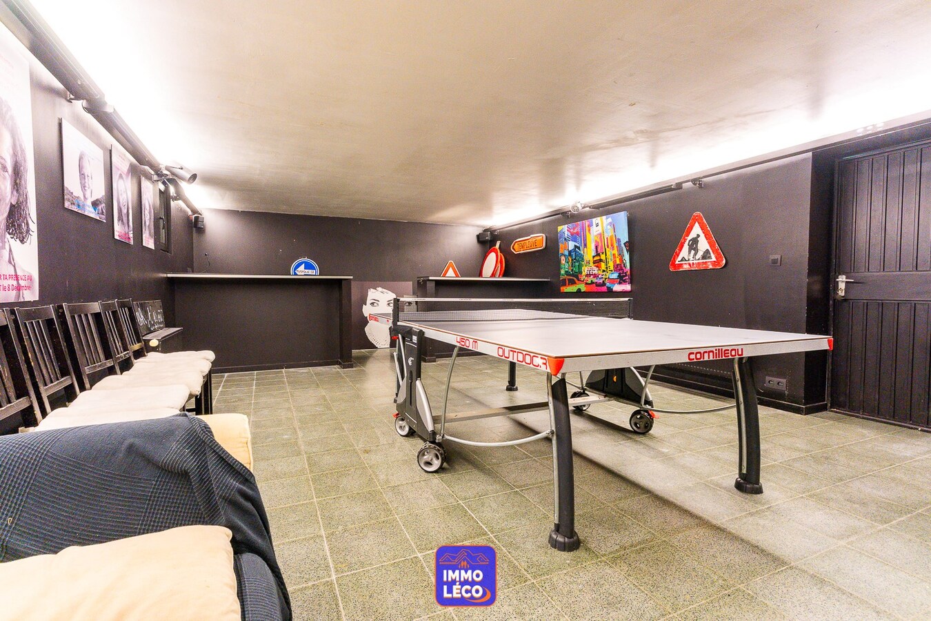 Villa semi Plain-Pied érigée sur 4592m², piscine, 4 garages, parking 10 voitures, ... COUP DE COEUR assuré ! 