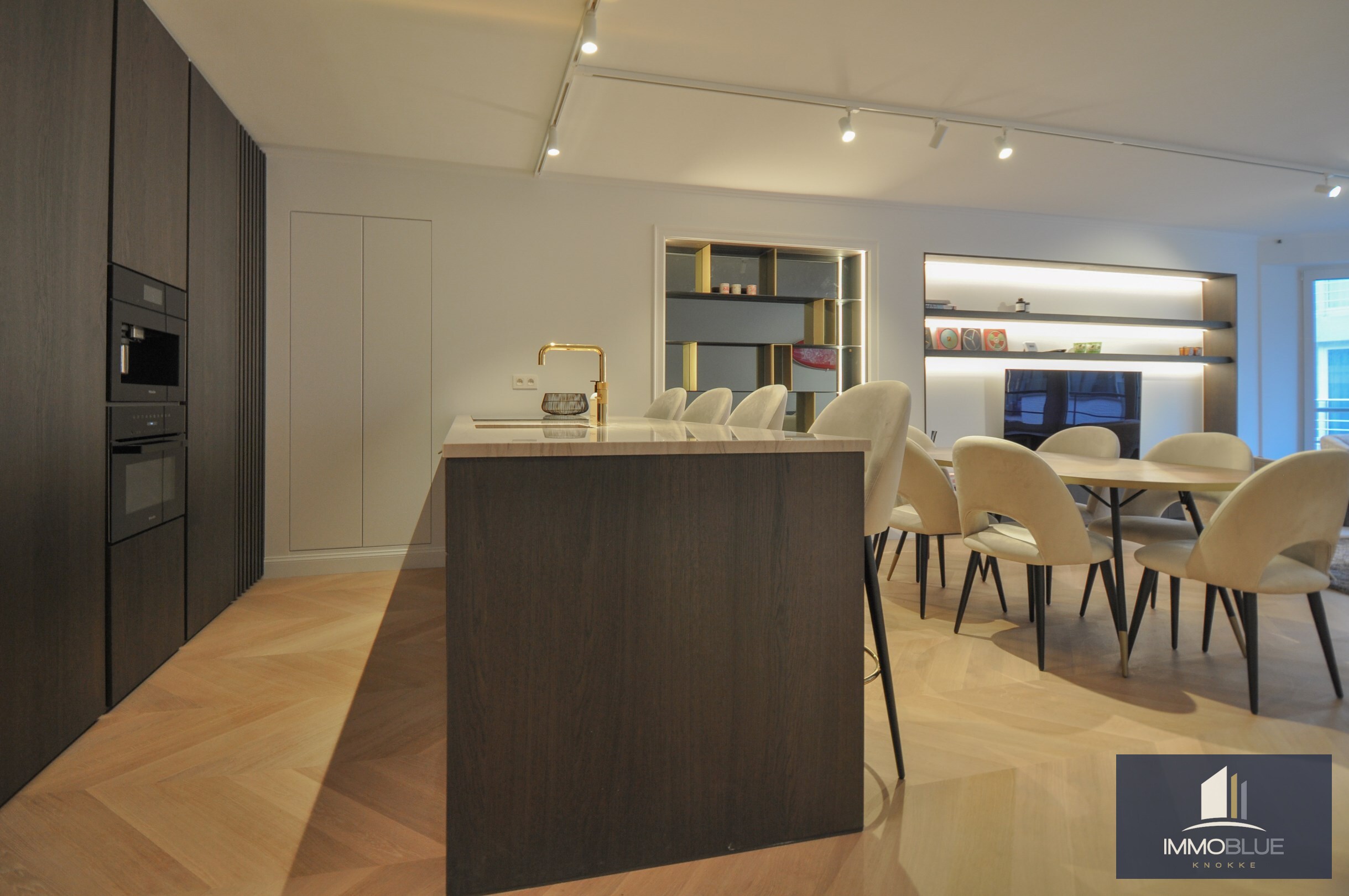 Hoogwaardig volledig gerenoveerd appartement met zijdelings zeezicht en zicht op de Kustlaan. 