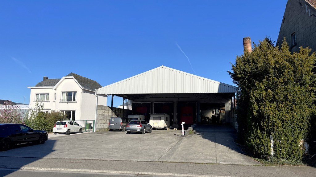 Magazijn met laadkades en kantoor te huur nabij R4 in Melle