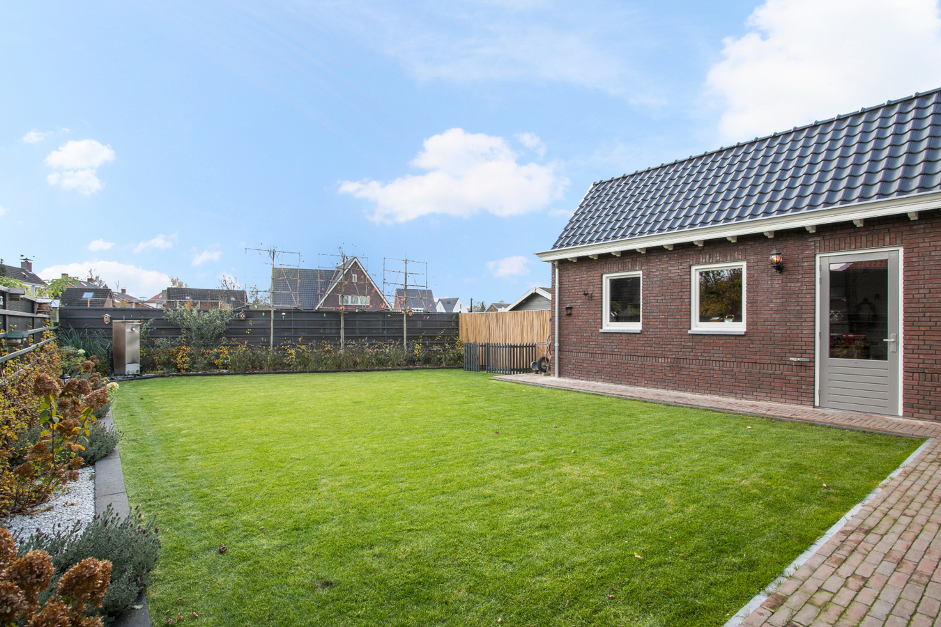 Vrijstaande, instapklare eengezinswoning met garage en carport afgewerkt in landelijke stijl. 