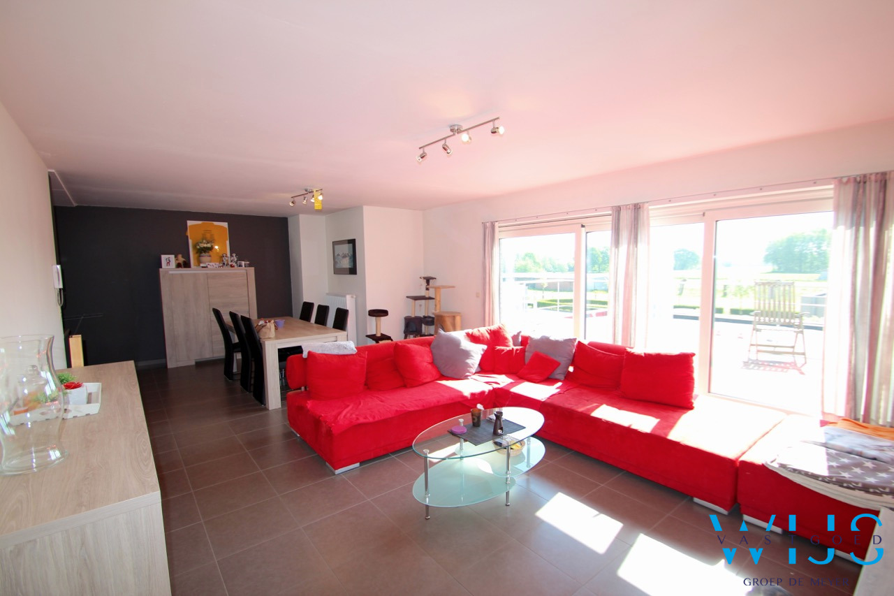 Zeer ruim instapklaar 4 slaapkamerappartement met garage en staanplaats te ERTVELDE 