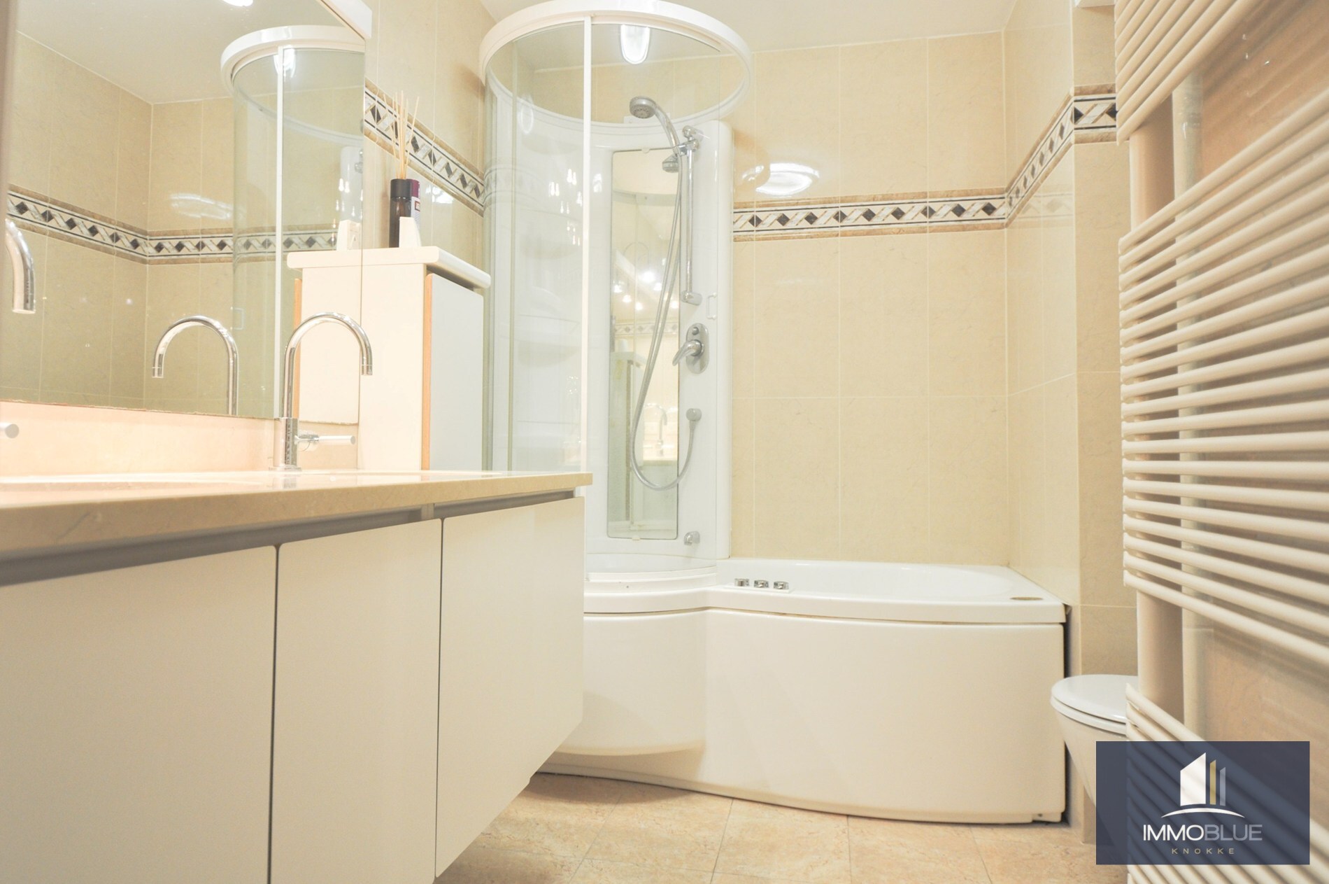 Lichtrijk appartement met een ruim zuidwest gericht terras gelegen nabij het commercieel centrum en het strand. 