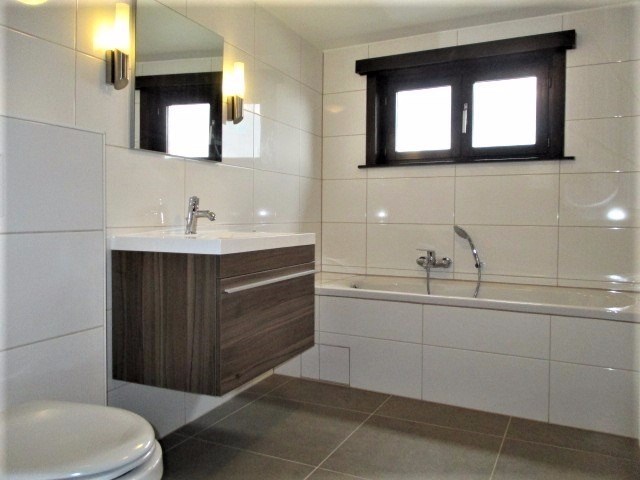 Zeer centraal gelegen opbrengsteigendom in hartje Sint-Eloois-Vijve! 