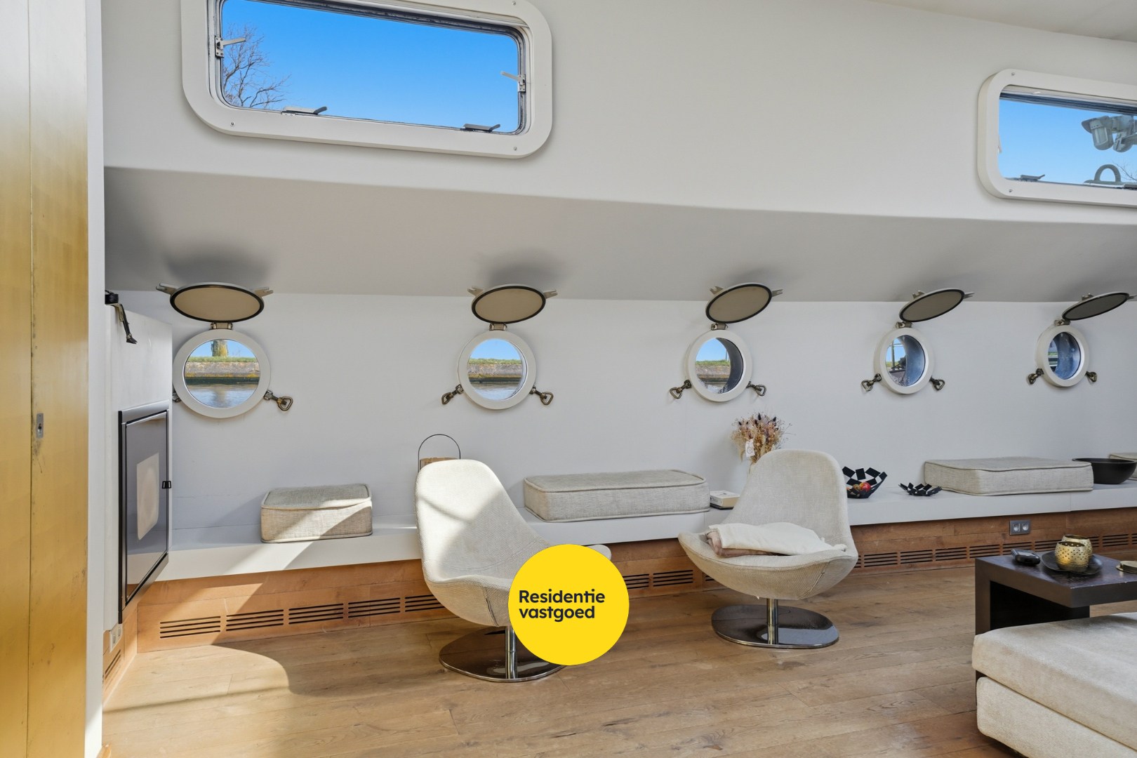 Unieke woonboot met B&amp;B en vergunde ligplaats in Plassendale 