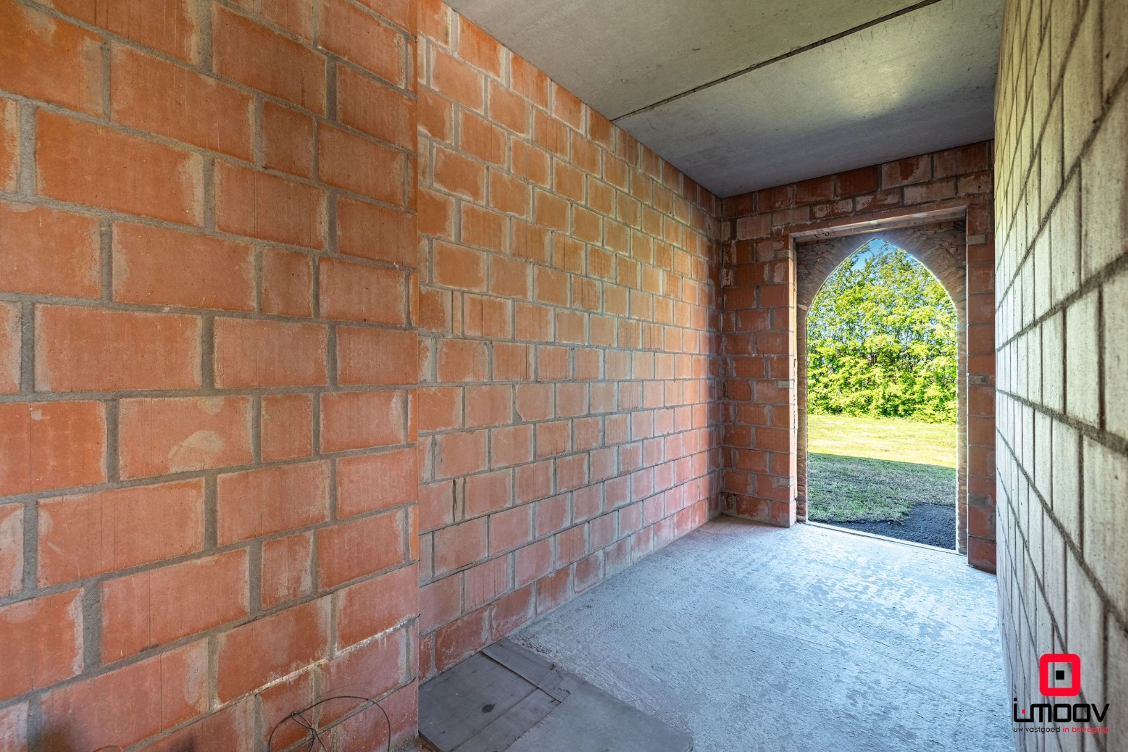 Landelijk gelegen ruwbouwhoeve met bijgebouwen op uitzonderlijk perceel van ca. 9.331 m² 