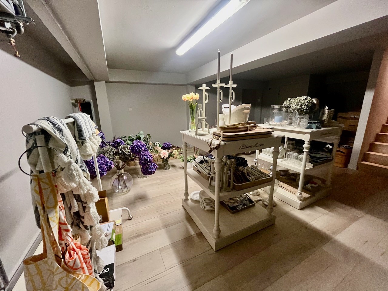 Local commercial lumineux avec une largeur de façade spacieuse (8m) et une vitrine de 22m. 