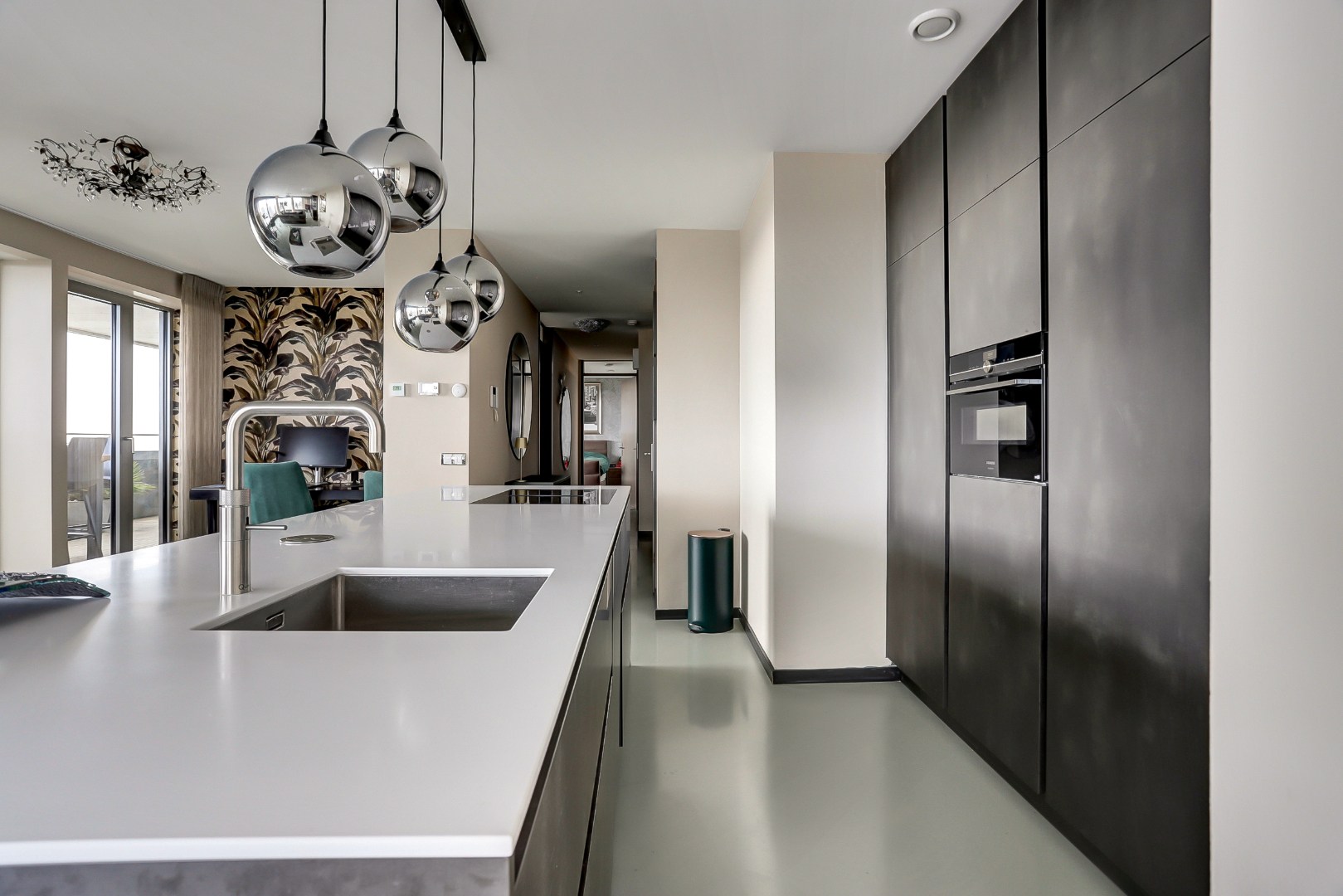 Ultiem luxe wonen in de iconische The CoolTower met spectaculair uitzicht, royaal terras (34 m²) en moderne afwerking in het bruisende hart van Rotterdam! 