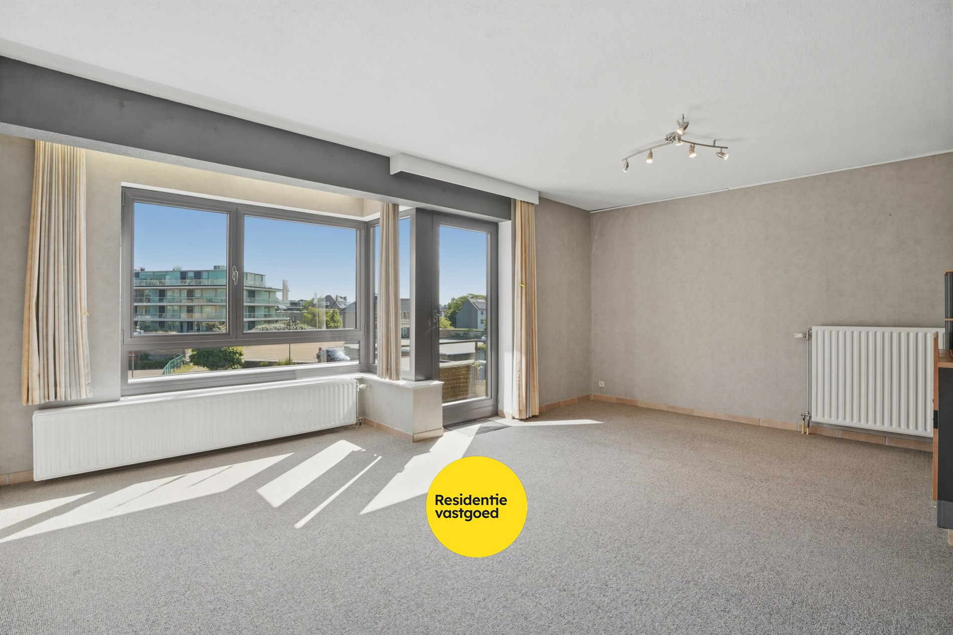 Op te frissen 2-slaapkamerappartement (73m²) te Koksijde Sint-Idesbald. 