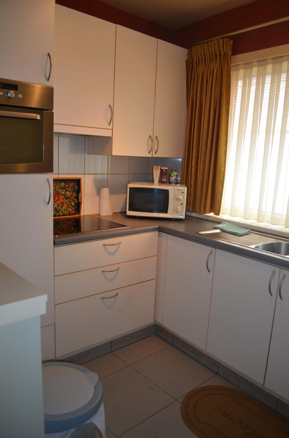 Gelijkvloers app met 1 slpk en garage te centrum Eeklo 