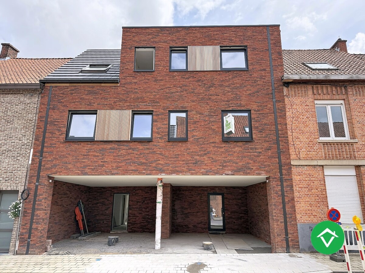 Centraal gelegen nieuwbouwwoning met 3 slaapkamers, tuin en overdekte autostaanplaats 