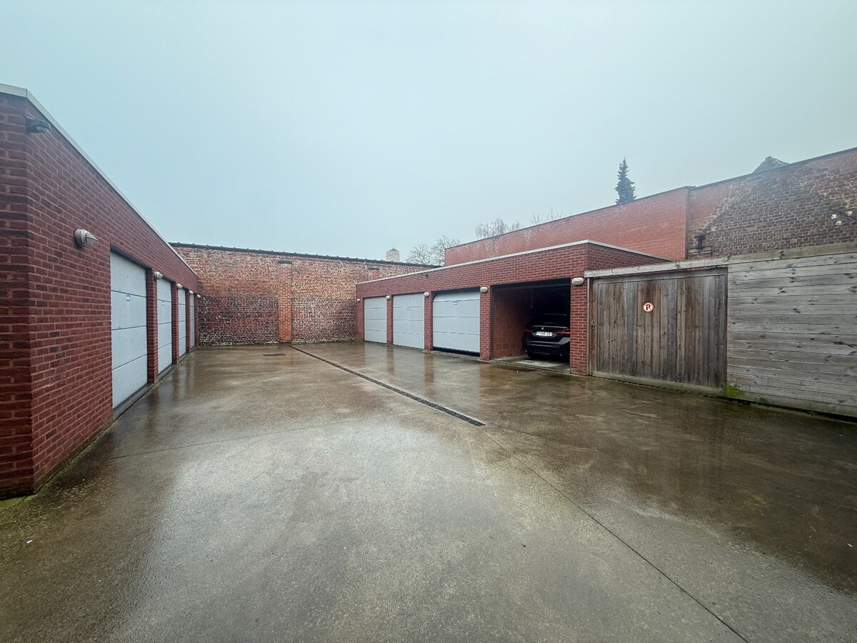Afzonderlijke gemetste garage te huur centrum Roeselare 