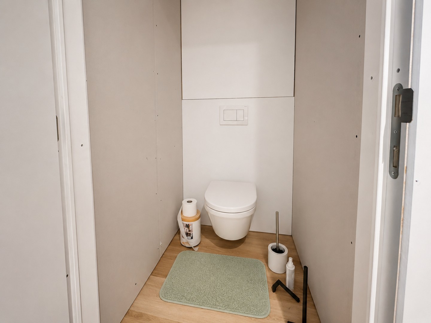 Prachtige kantoorruimte, 275 m², met private parking, gunstig gelegen te Torhout. 