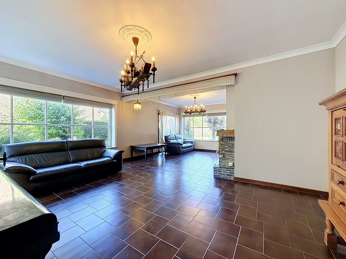 Ruime sixties villa op 3.630m² nabij dorpskern Steenhuize 