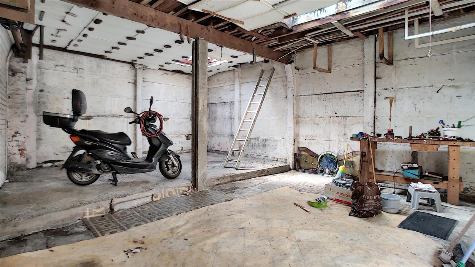 Te renoveren woning met dubbele garage en oprit- Zeebrugge 