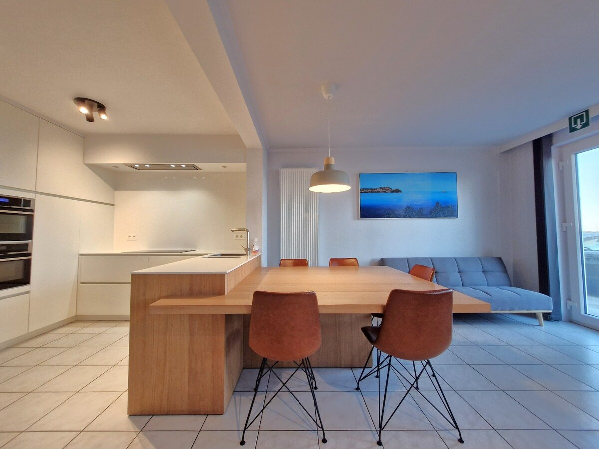Ruim gelijkvloers appartement aan de zeedijk met open zicht. 