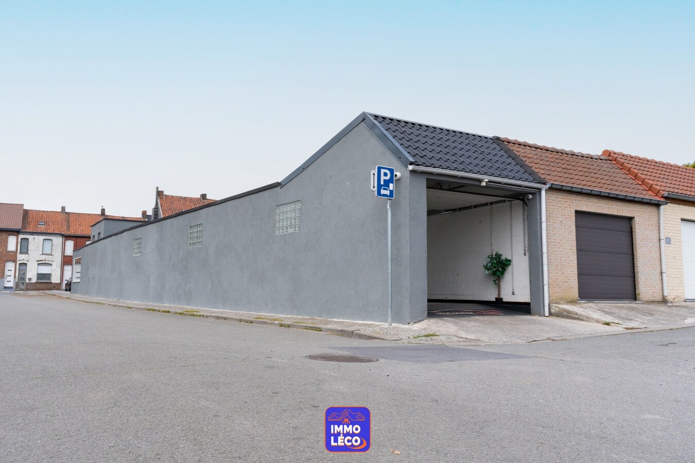 3 façades rénovée avec garage, parking 2voit. et grand entrepôt attenant ! 