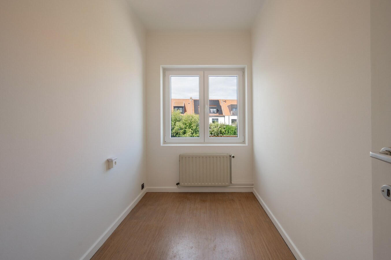 Brede gezinswoning met garage, privé staanplaats en zonnige stadstuin in Oud-Knokke. 