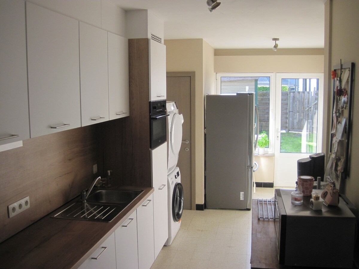 Degelijke woning met terras en tuintje. 