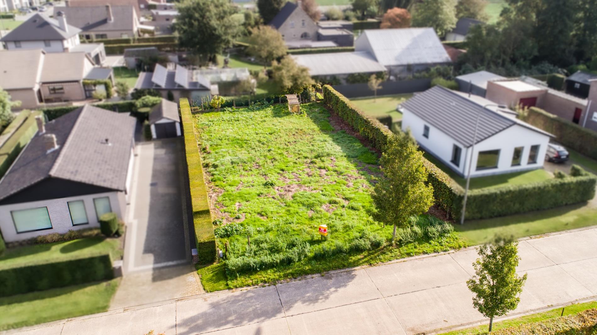 Oostelijk georiënteerd lot bouwgrond 598m² voor open bebouwing rustig gelegen te Adegem 