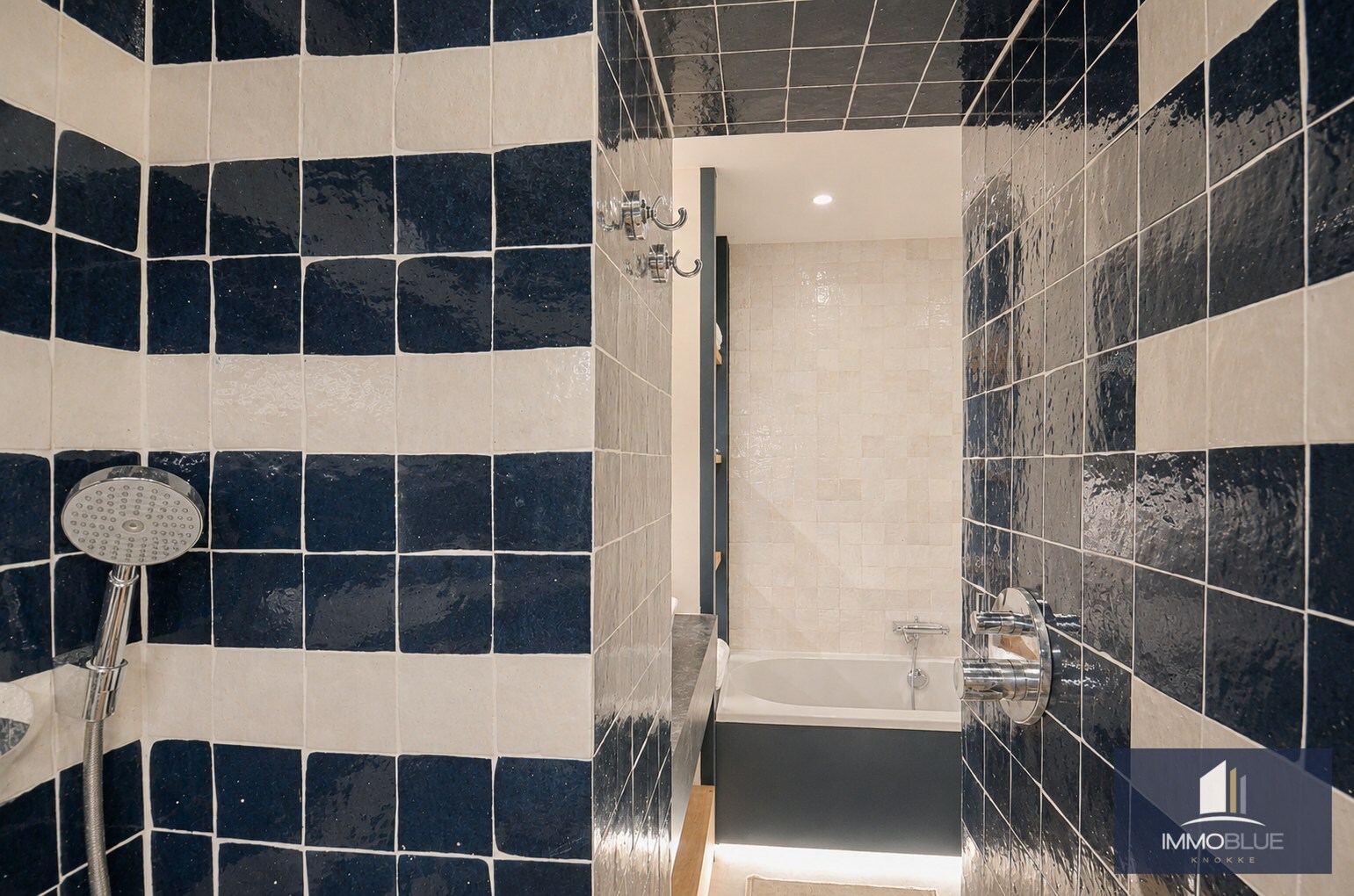 Stijlvol hoekappartement met tijdloze elegantie en een open zicht op de Kustlaan. 