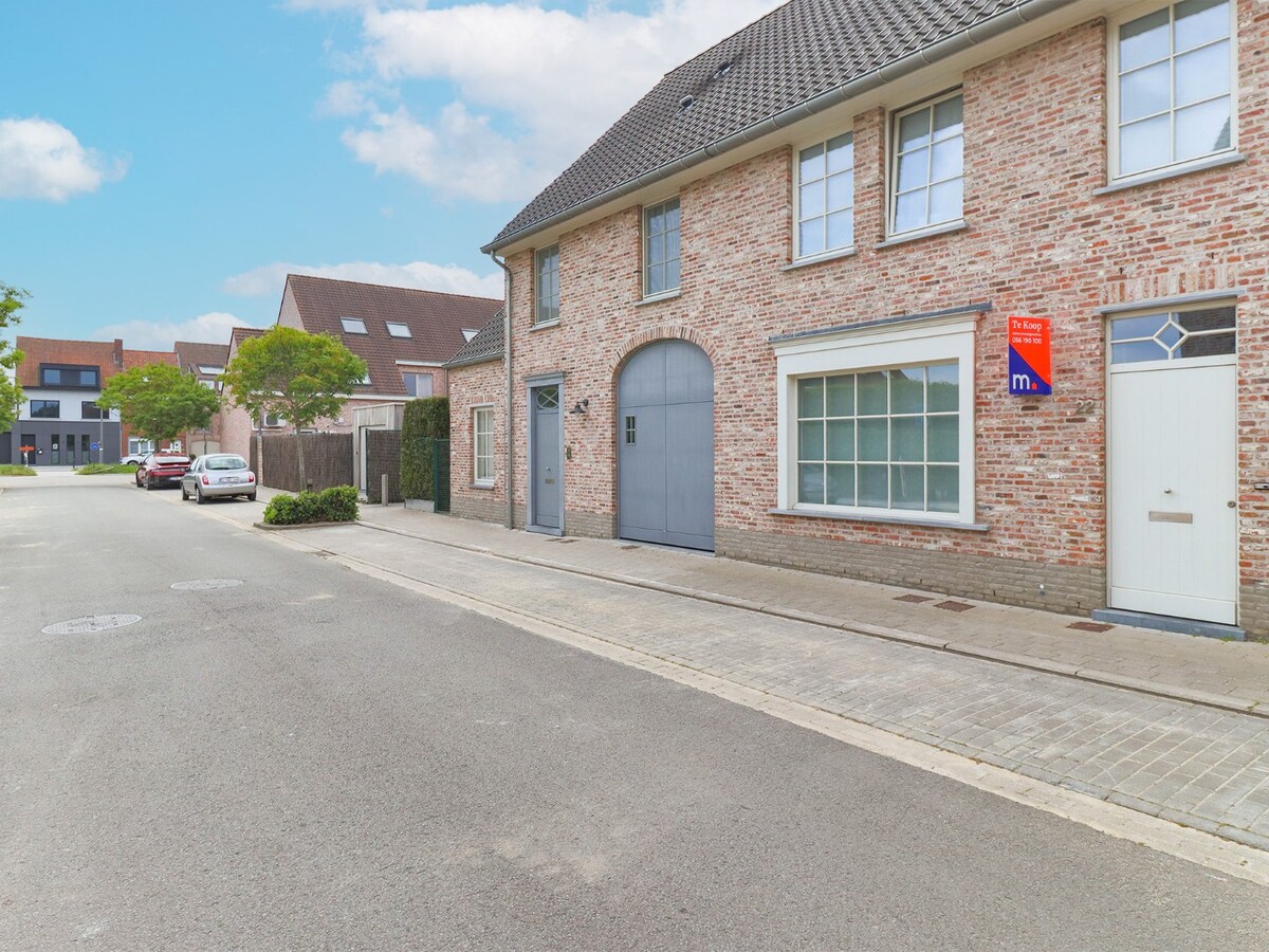 Instapklare recente woning met garage te koop in Heule ! 