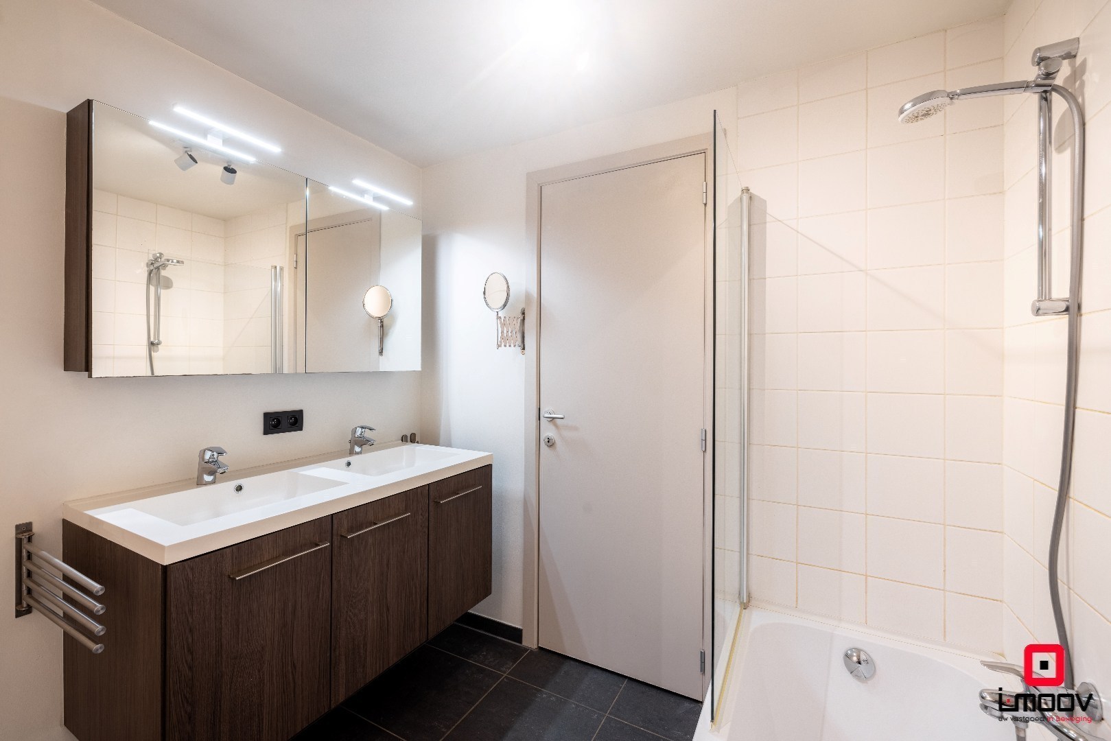 Lichtrijk en modern tweeslaapkamer appartement met groot terras in Oostakker 