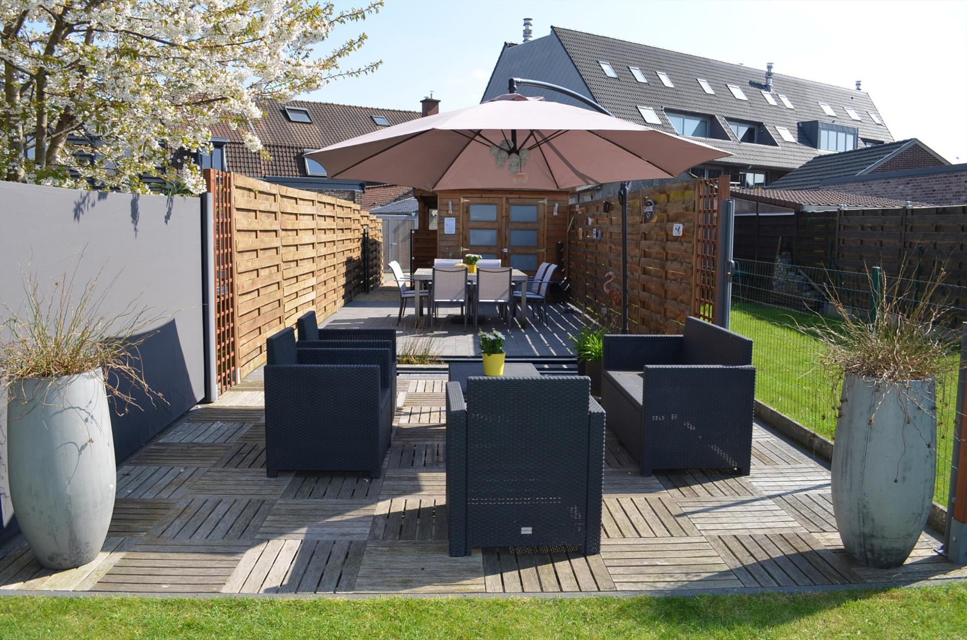 Knap gerenoveerde gezinswoning met  2 slpks (mogelijkheid 3), carport en tuin goed gelegen te Aalter 