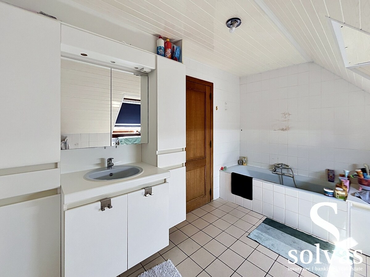 Ruime woning met 4 slaapkamers, tuin en garage in Aalter - Energielabel C - perceeloppervlakte 1050m² - bewoonbare oppervlakte 250m² - EPC-waarde 237 