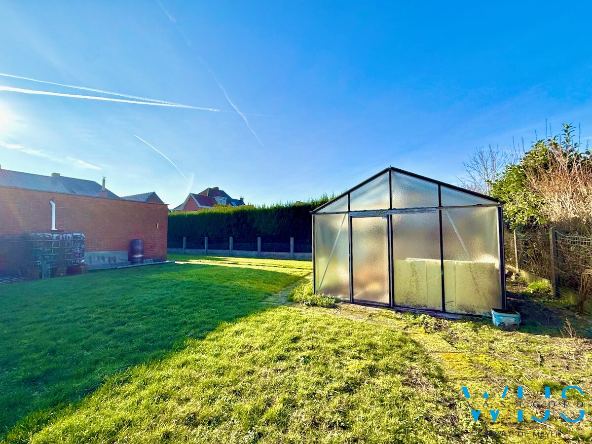 Halfopen bebouwing met vernieuwd dak en topligging in hartje Evergem ! 