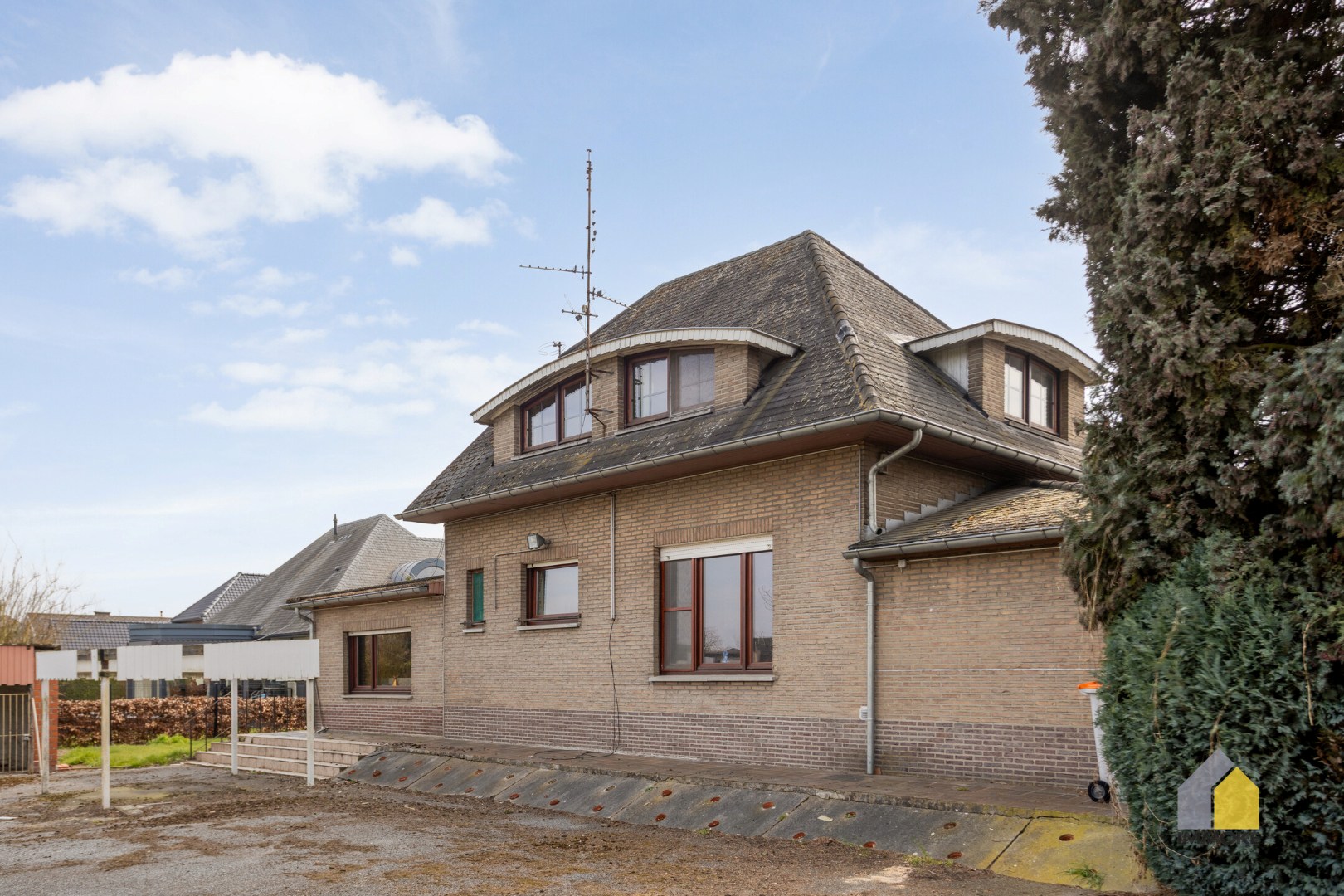 Te renoveren, statige woning op mooi perceel van 23 a 90 ca. 