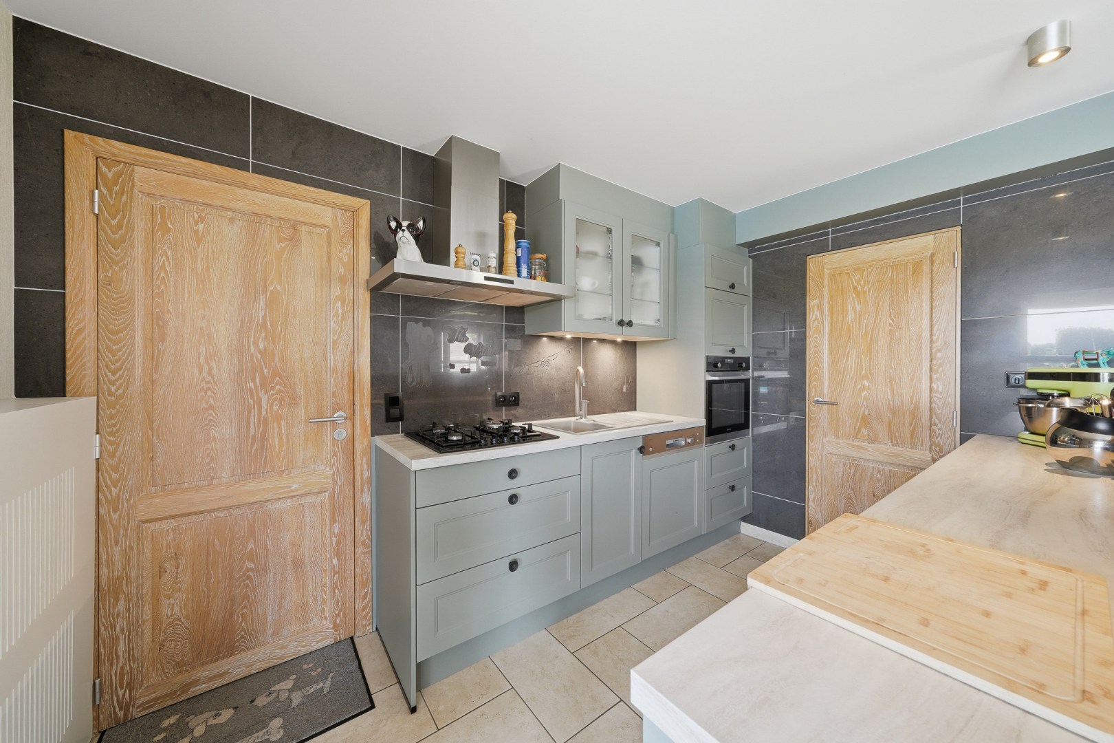 Instapklare halfopen bebouwing met 3 slaapkamers en zwembad 