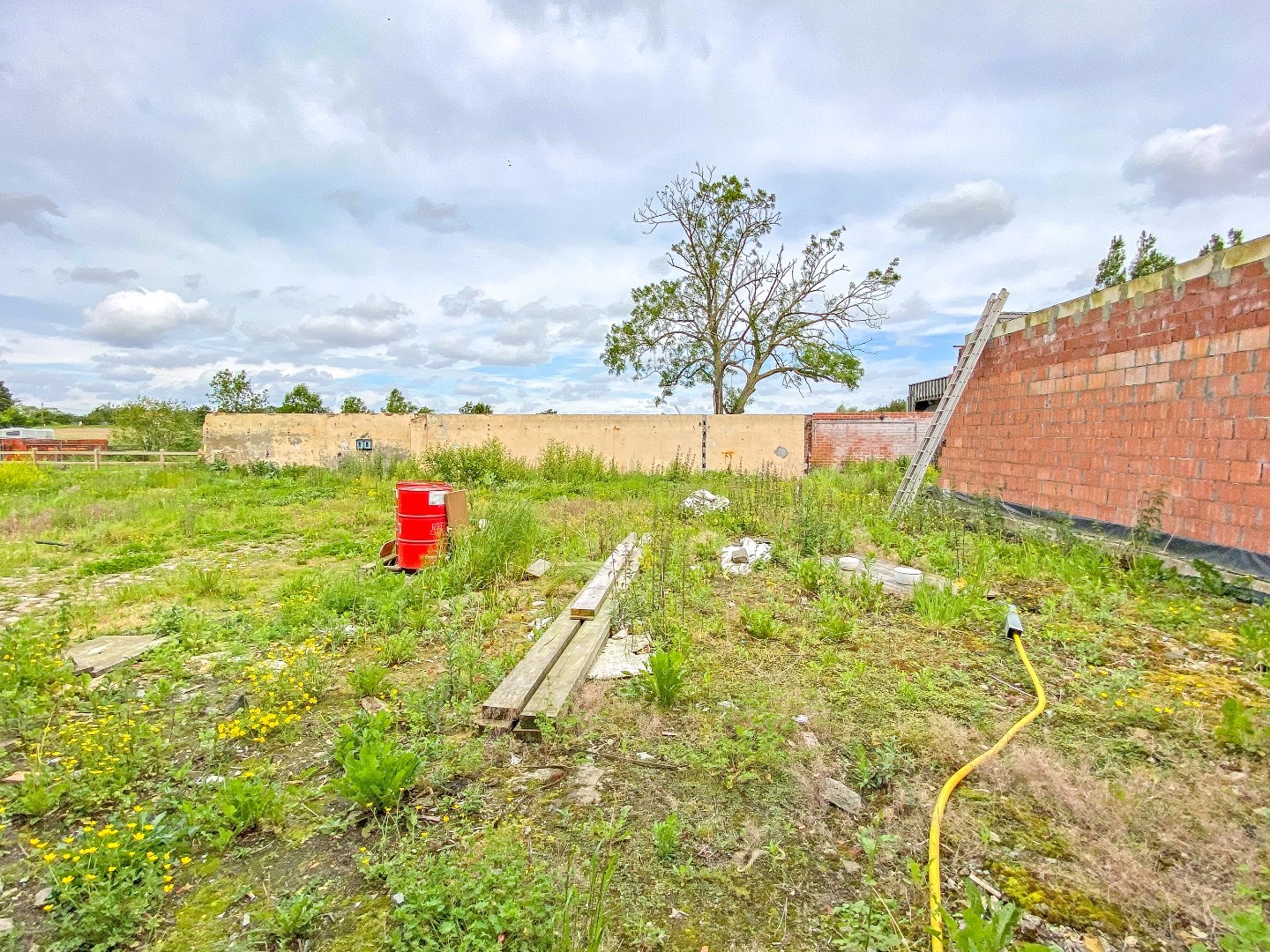 Imposante te renoveren woning op 677m². 