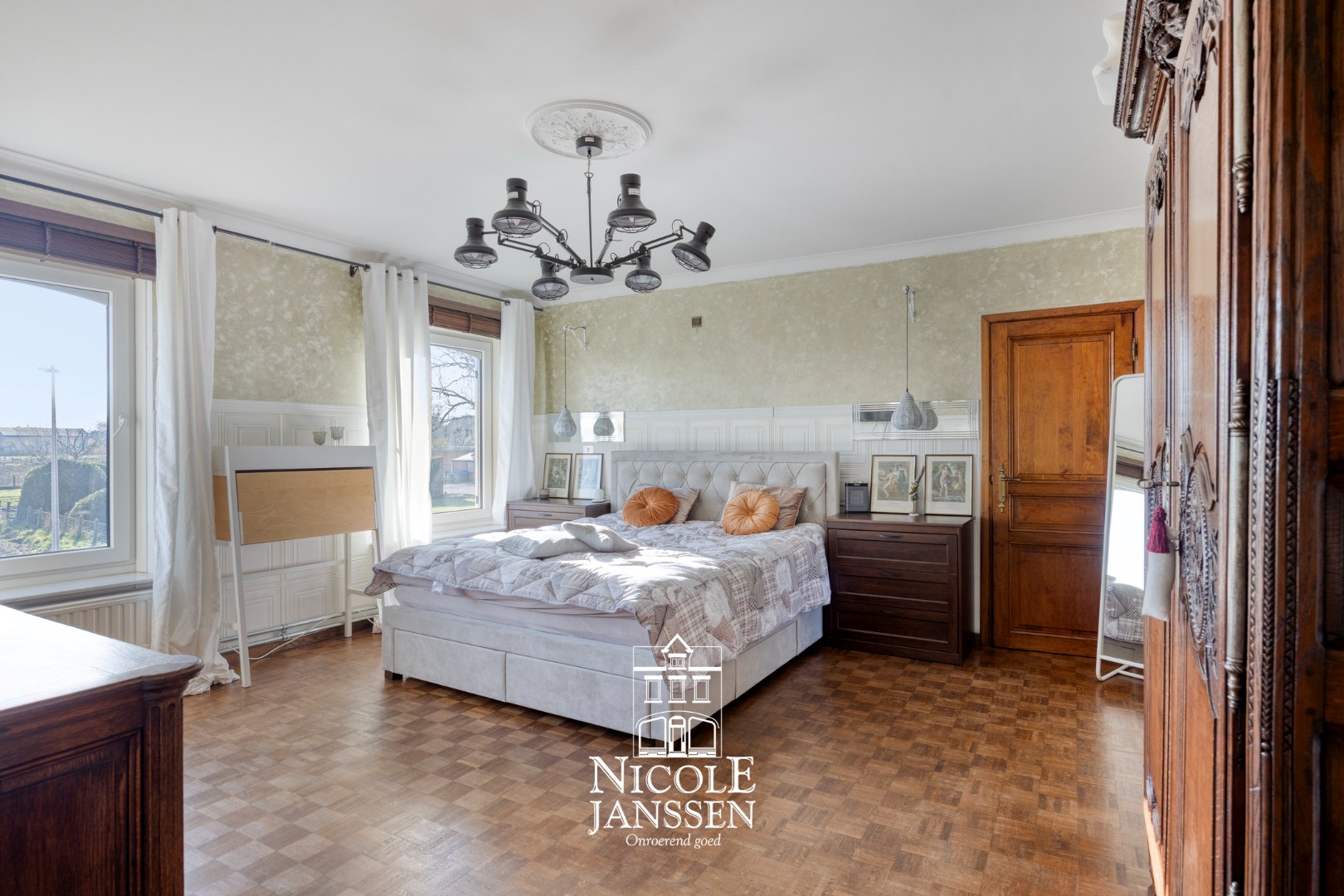 Ruime slaapkamer met parketvloer