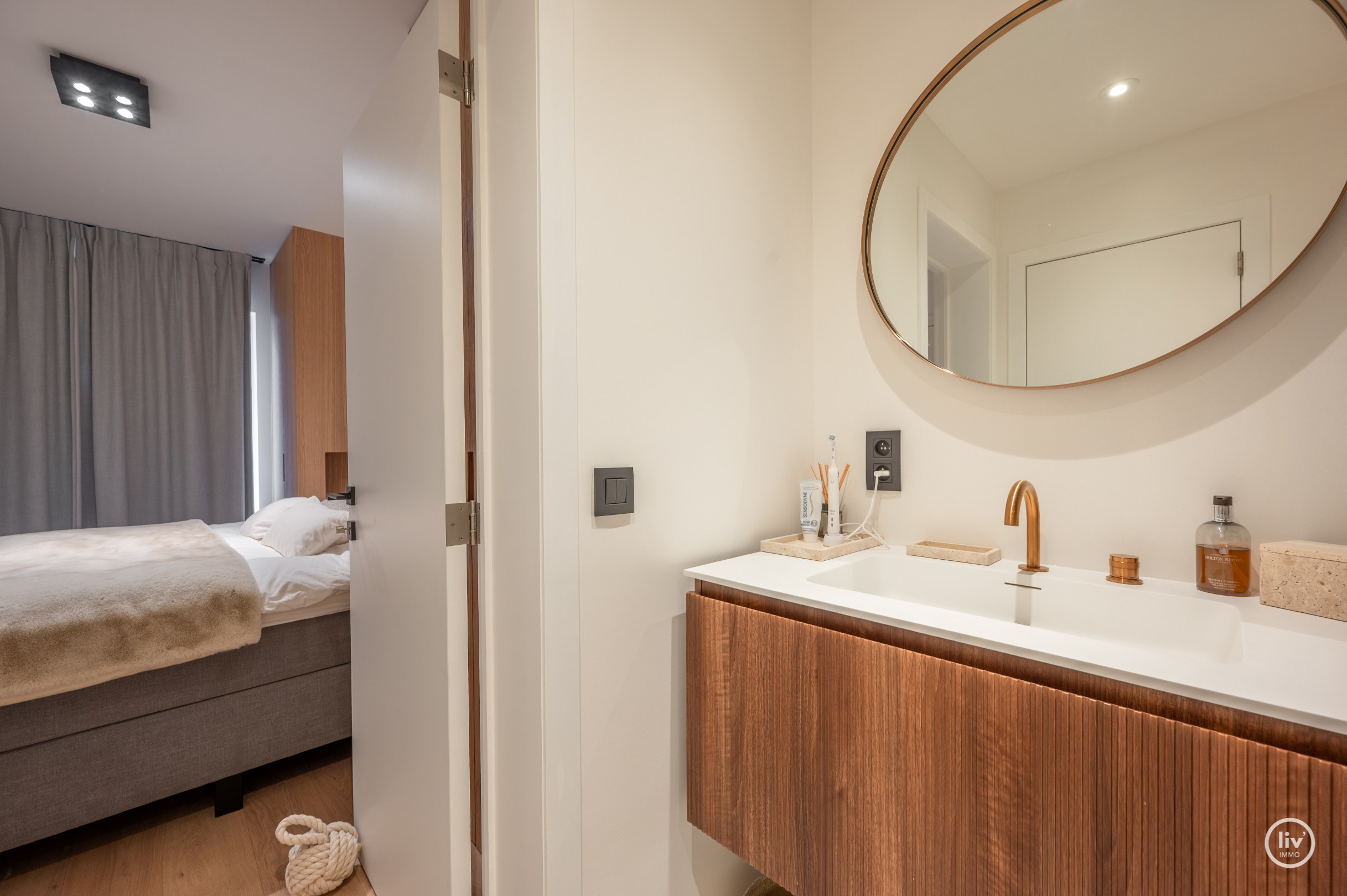 Gerenoveerd 2 slaapkamer appartement met een prachtig zeezicht gelegen nabij het Driehoeksplein te Knokke. 