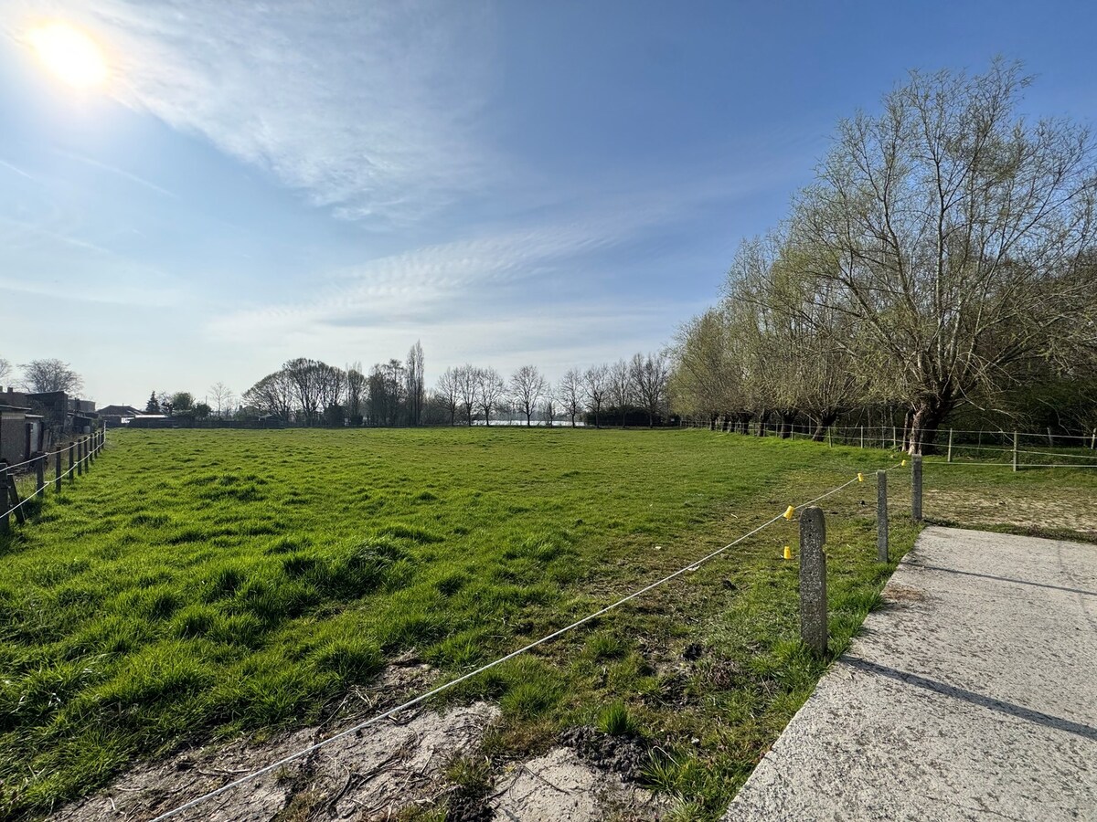 Alleenstaande woning met naastliggend stuk bouwgrond en weide te Eernegem 