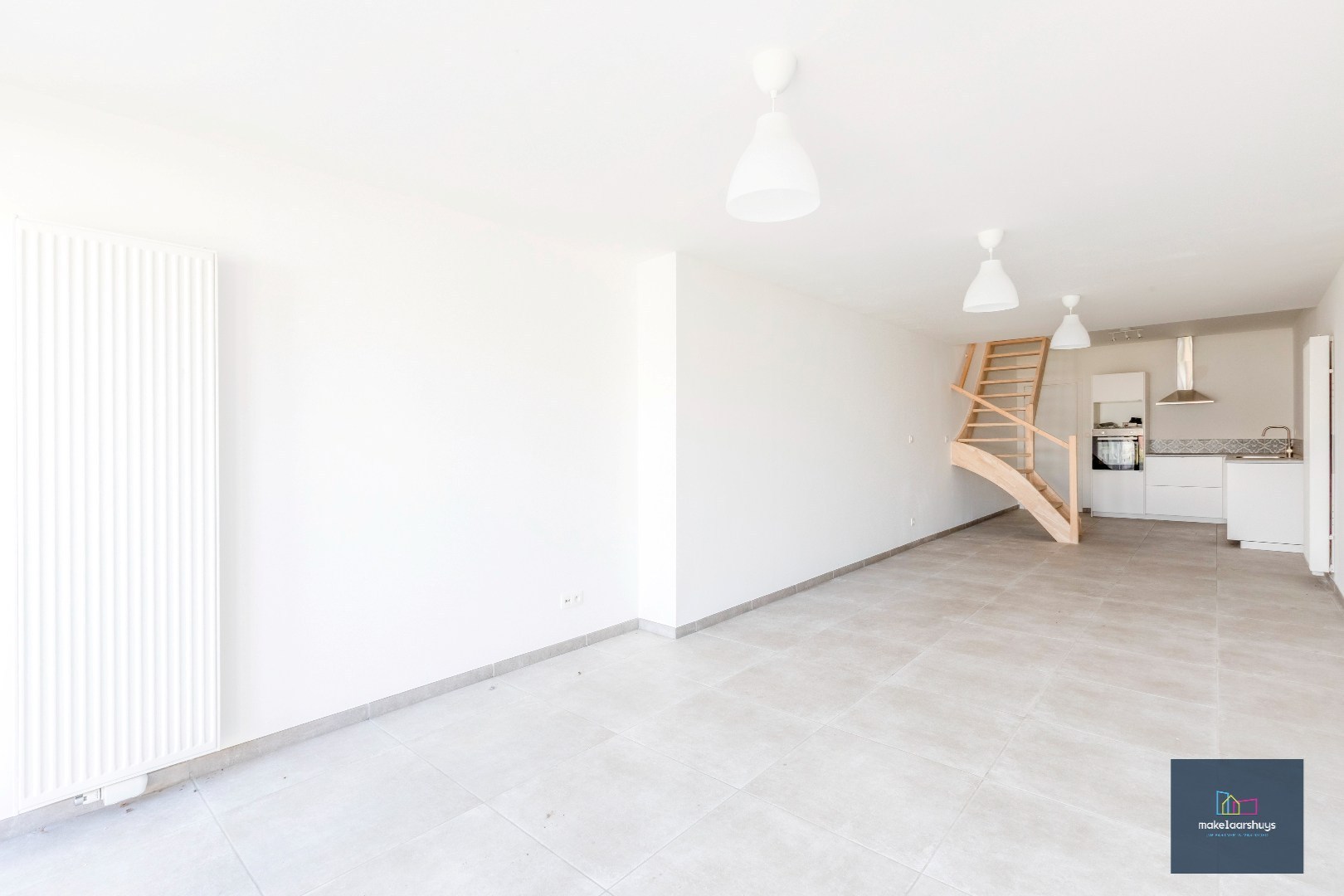 Instapklare gerenoveerde woning in rij met terras, tuin en garagebox 