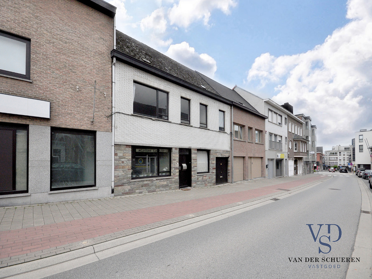 Op te frissen gezinswoning in hartje Gavere ! 