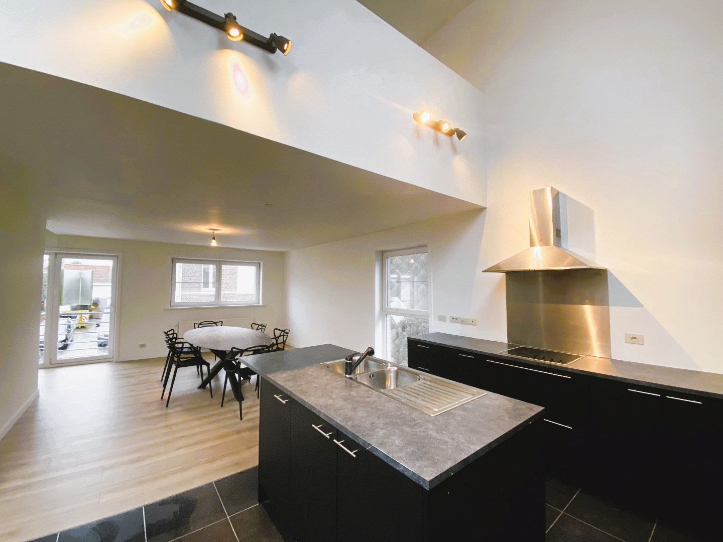 Moderne verhuurde loft-woning met dakterras in hartje Desselgem! 