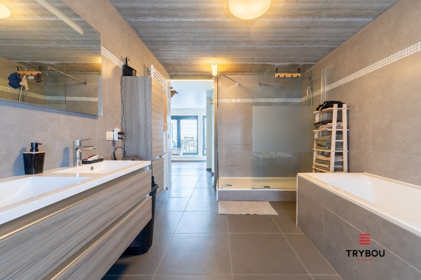 Uitzonderlijk ruime industriële duplex met ruim terras in centrum Roeselare 