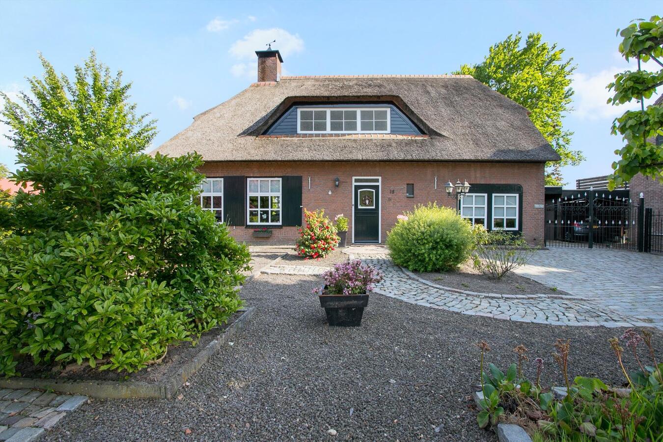 Gemoderniseerd vrijstaand landhuis met veel authentieke elementen en met riet afdekte kap, op een perceel van 1383 m2 grond aan de Heijerstraat 15 te Westerhoven. 