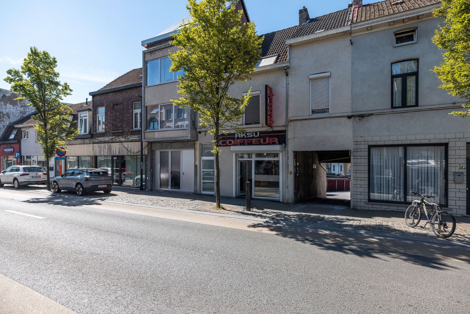 Afgesloten loods inclusief twee afgeslopen garageboxen 