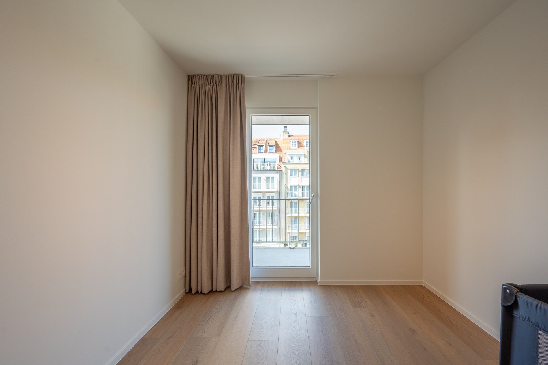 Aangenaam 3 slaapkamerappartement met zijdelings zeezicht op een aangename ligging vlakbij het Lichttorenplein te Knokke. 