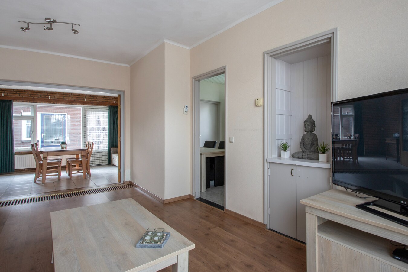 Tweekapper met vrijstaande garage en inrit gelegen op een hoekperceel in Reusel. 