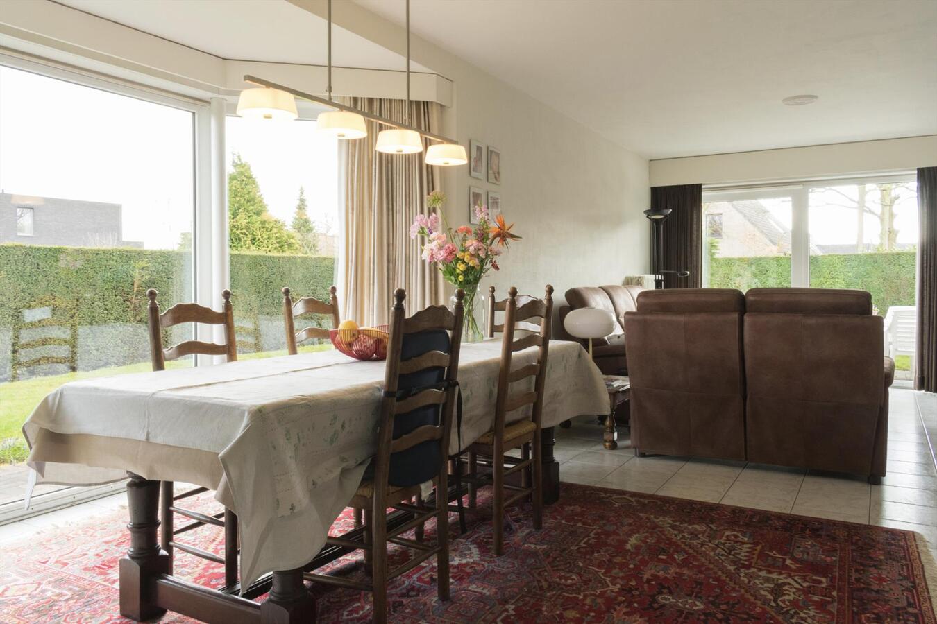 Gelijkvloers villa-appartement met zonnige tuin op toplocatie 